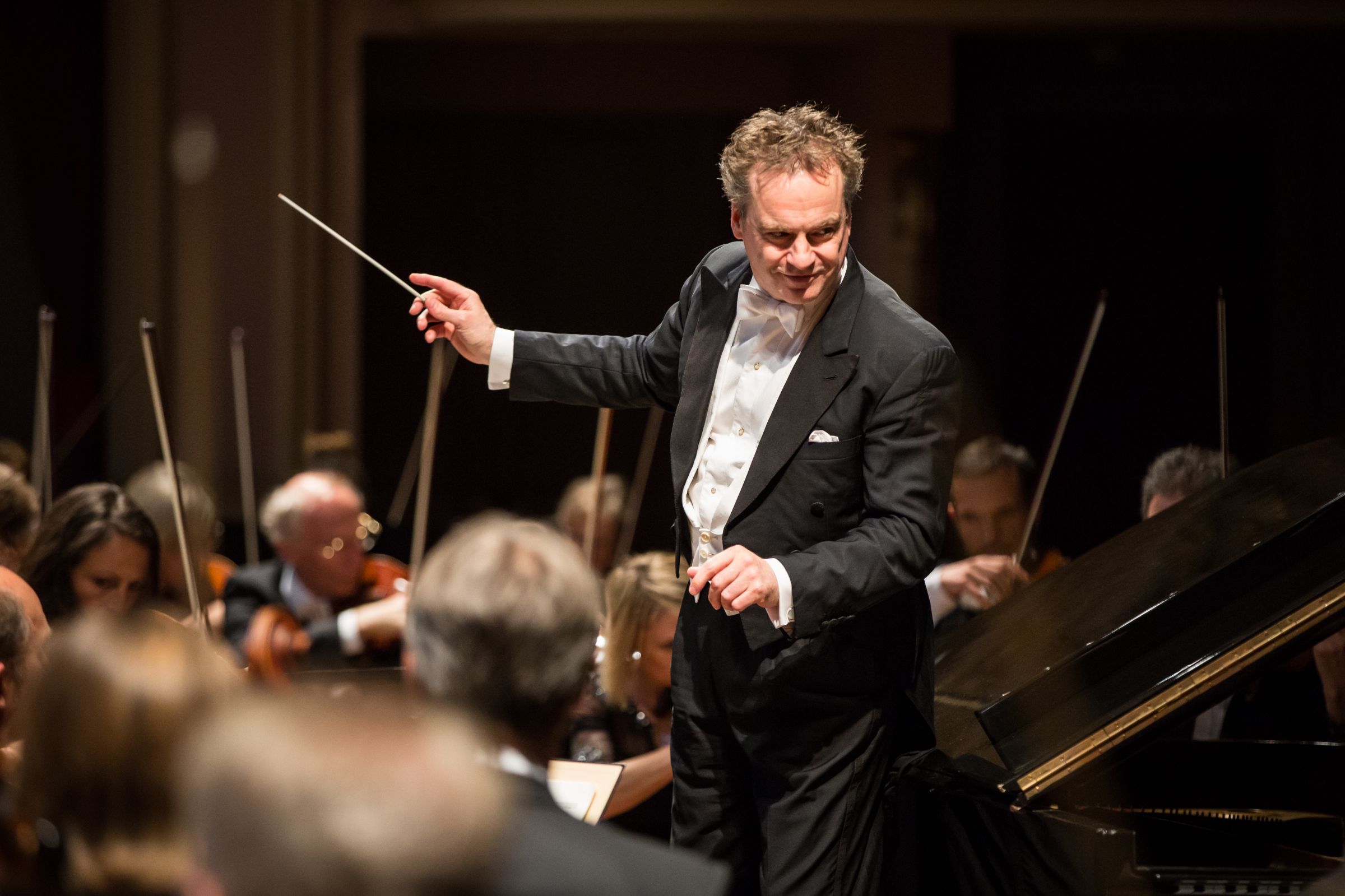 Jonathan Nott conducts the Orchestre de la Suisse Romande © Renato Mangolin