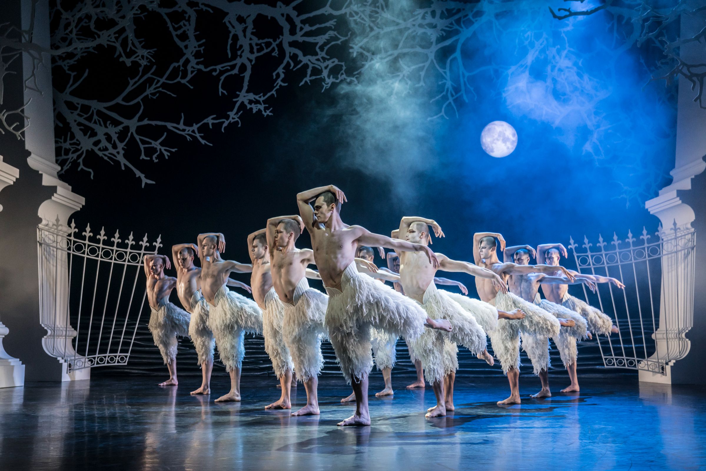 Matthew Bourne's <i>Swan Lake</i> © Johan Persson