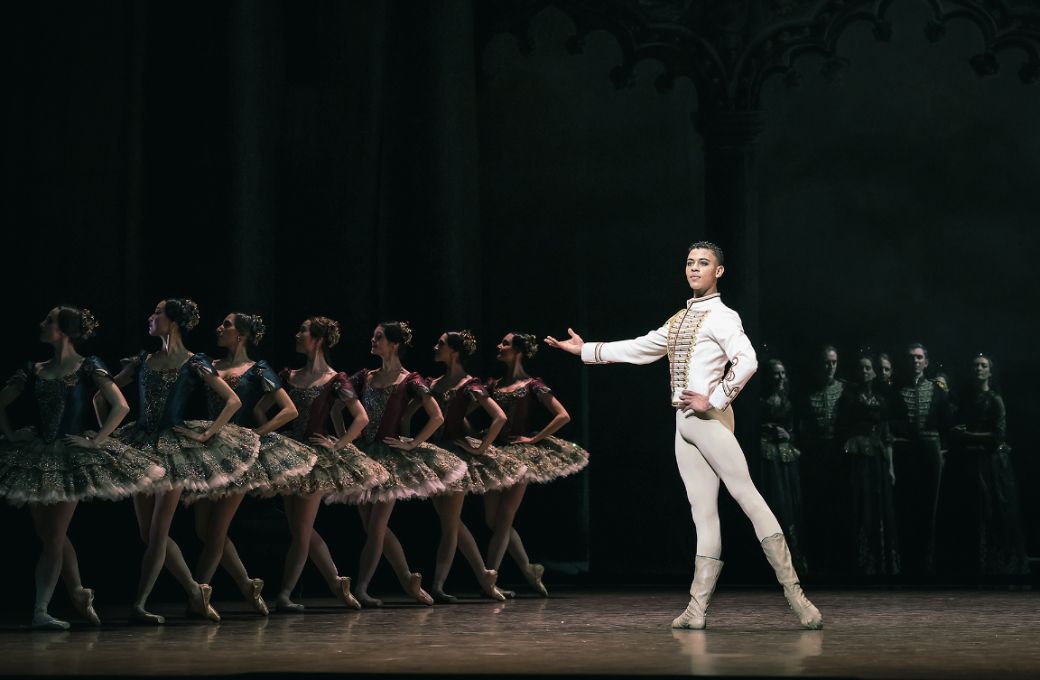 Guillaume Diop dans <i>Paquita</i> &agrave; l'Op&eacute;ra Bastille &copy; Maria-Helena Buckley