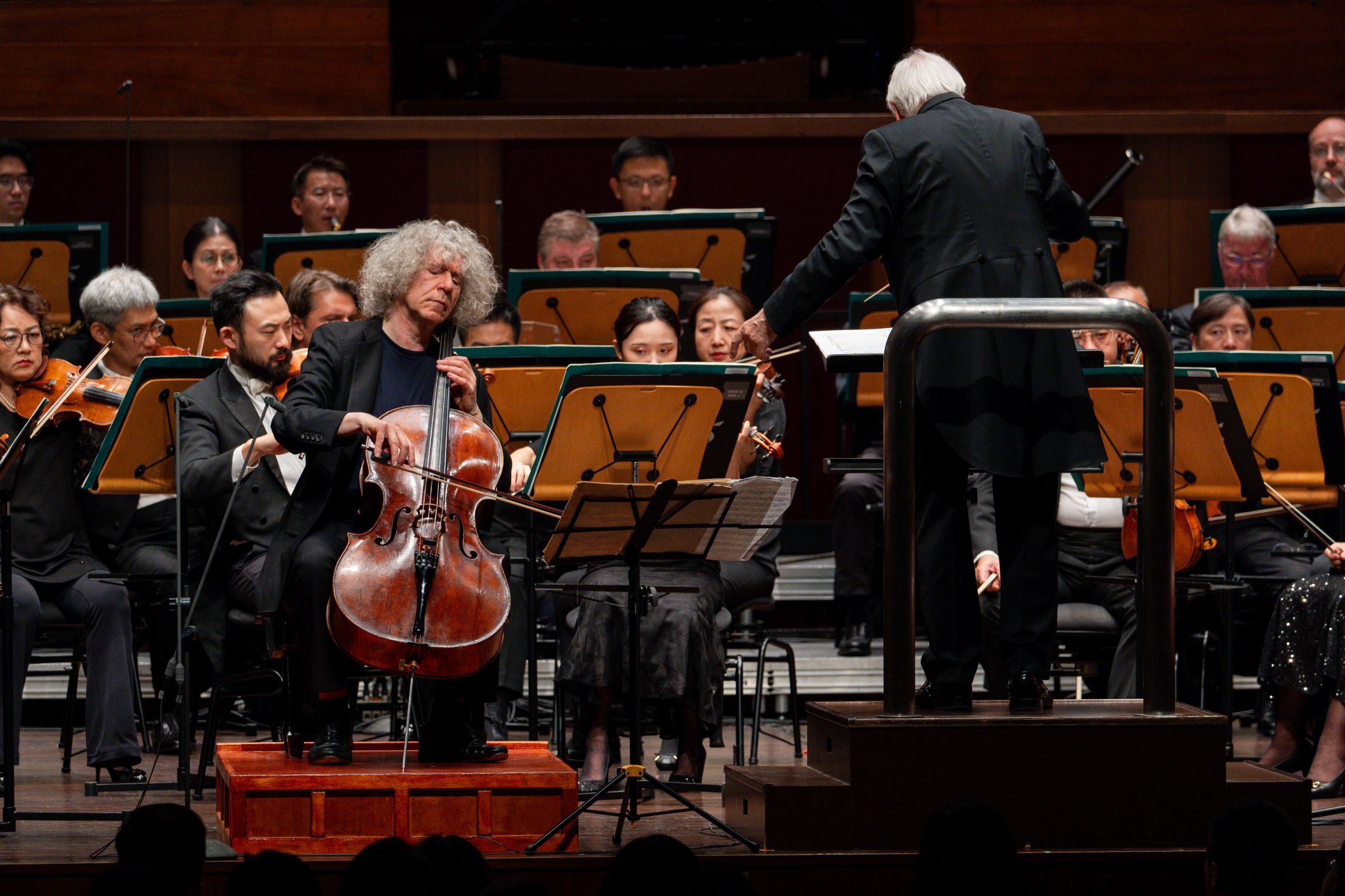 Steven Isserlis, Mario Venzago and the Singapore Symphony Orchestra © Yoricko Liu | Singapore Symphony Orchestra