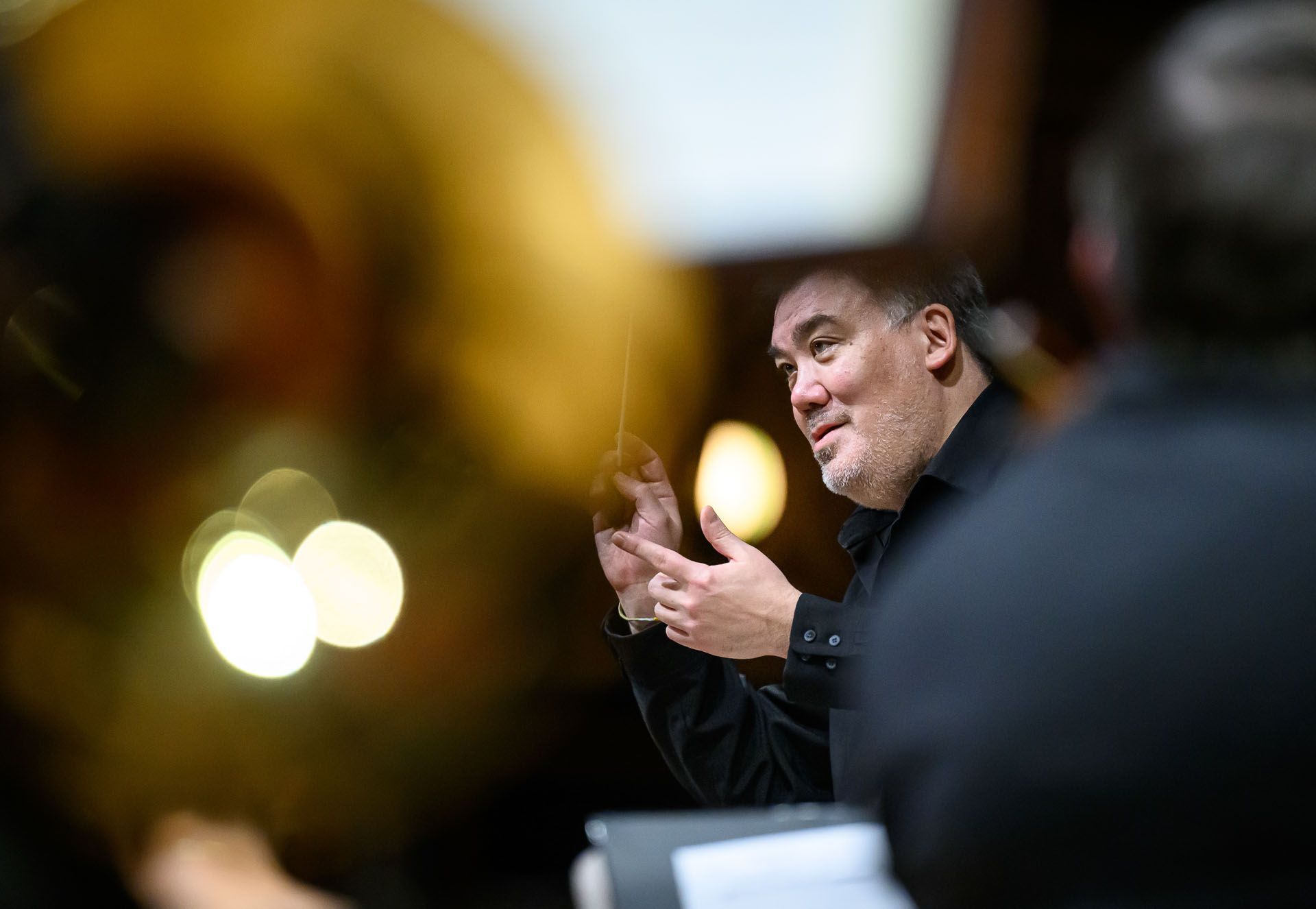 Alan Gilbert conducts the Czech Philharmonic © Petra Hajská
