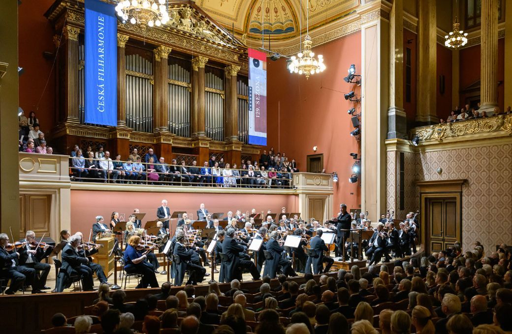 Alan Gilbert conducts the Czech Philharmonic © Petra Hajská