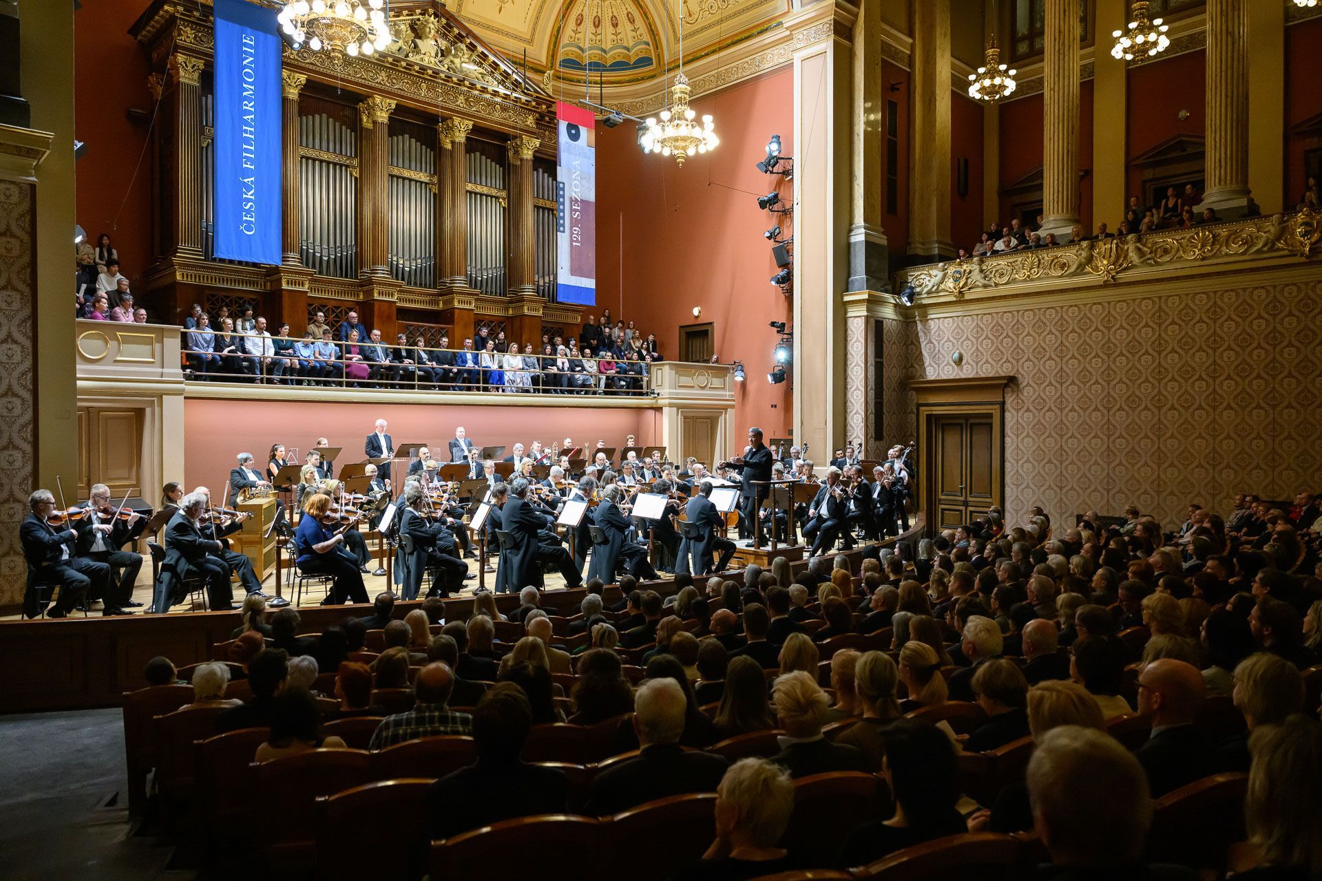 Alan Gilbert conducts the Czech Philharmonic © Petra Hajská