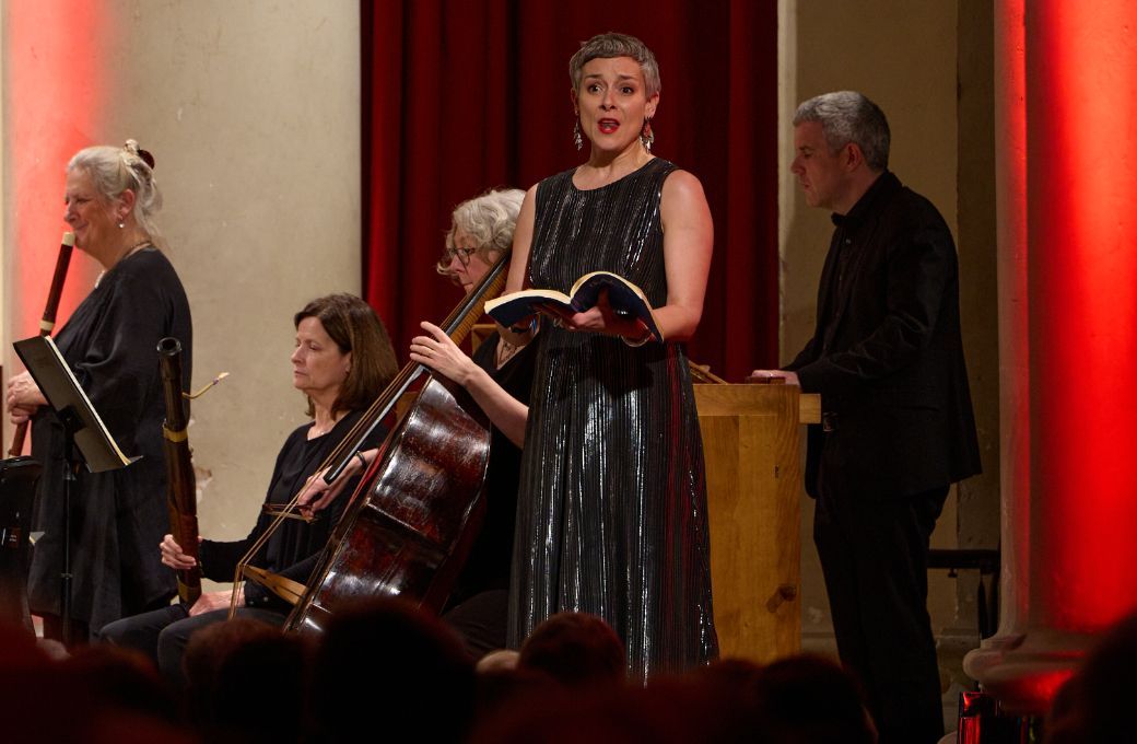 Anna Dennis and the OAE &copy; Sophie Oliver