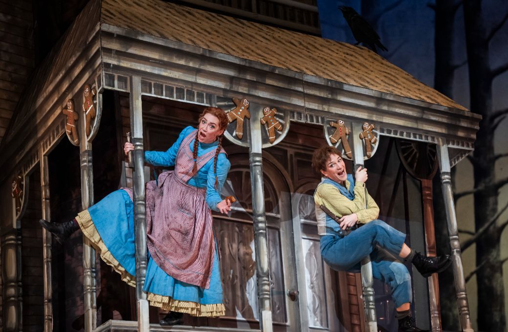 Heidi Stober (Gretel) and Kate Lindsey (Hansel) © The Royal Opera | Tristram Kenton 2024