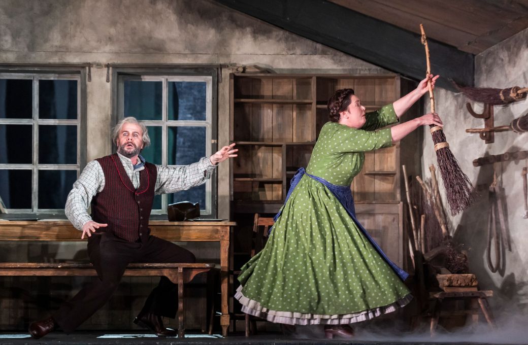 Thomas Lehman (Peter) and Catherine Carby (Gertrude) © The Royal Opera | Tristram Kenton 2024
