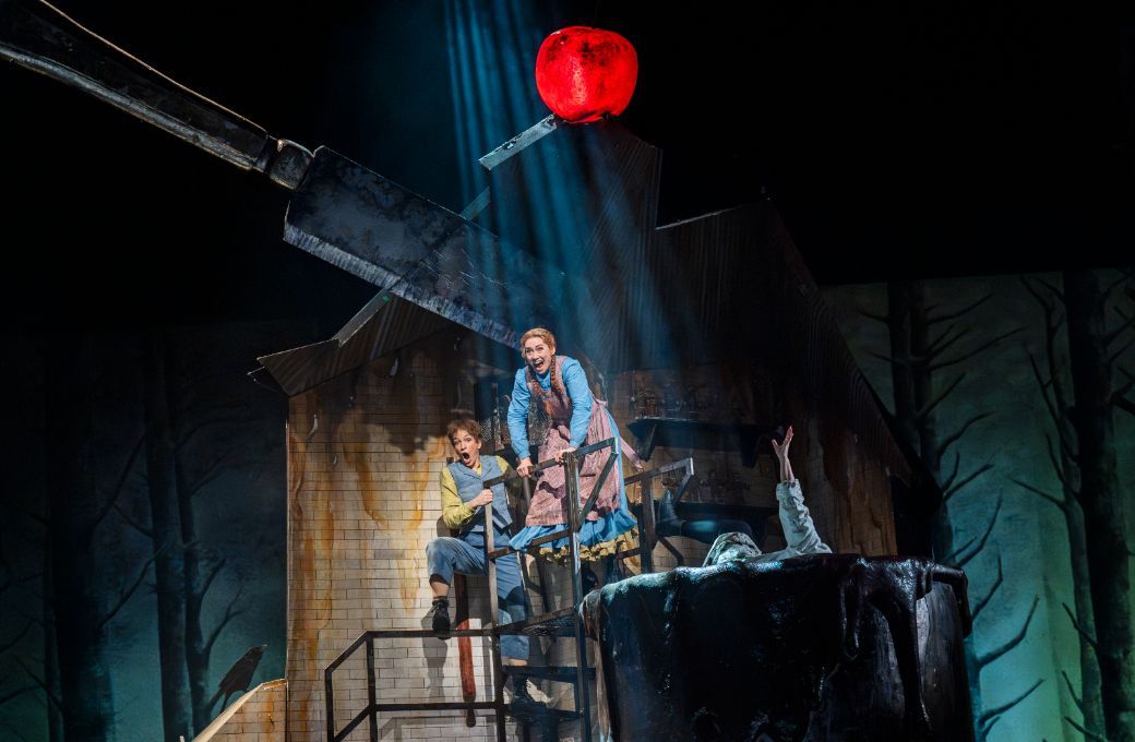 Kate Lindsey (Hansel) and Heidi Stober (Gretel) © The Royal Opera | Tristram Kenton 2024