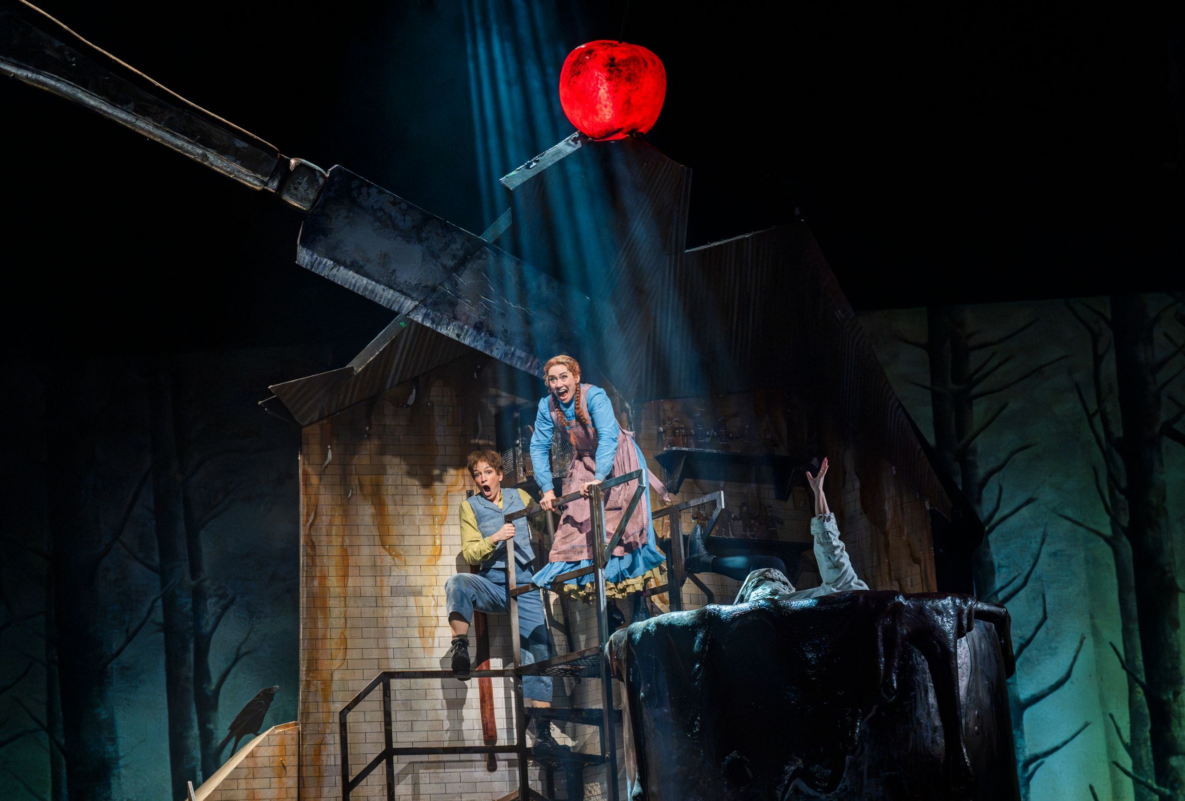 Kate Lindsey (Hansel) and Heidi Stober (Gretel) © The Royal Opera | Tristram Kenton 2024