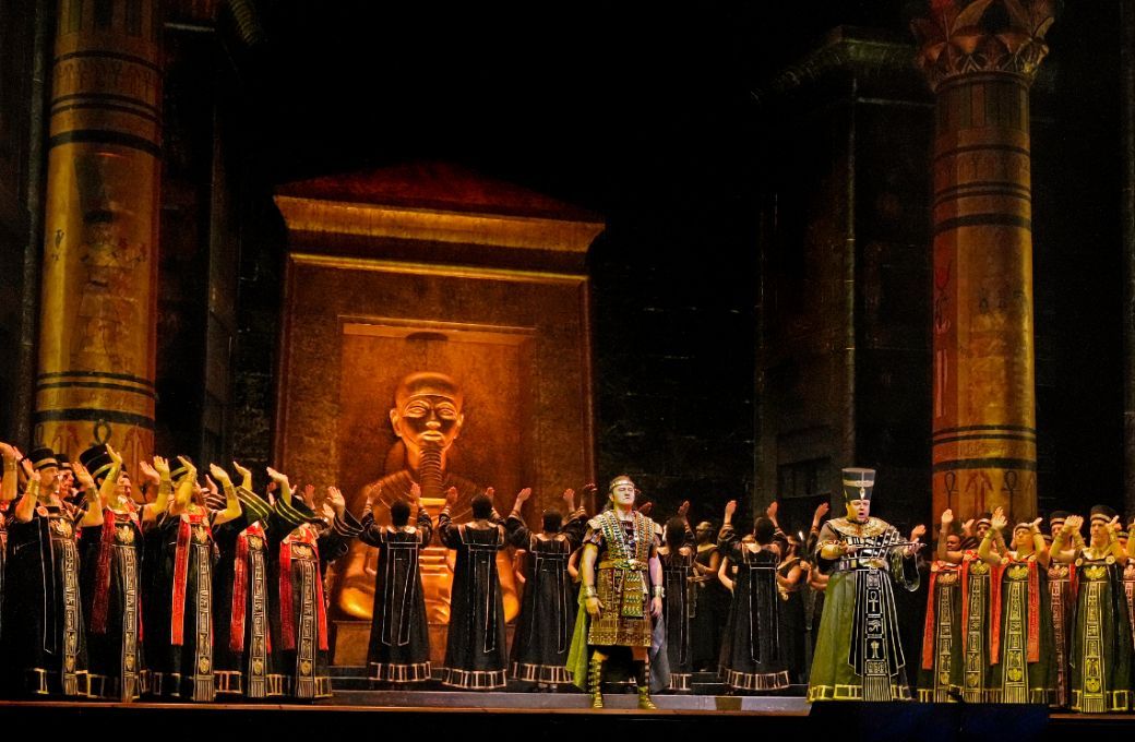 Piotr Beczała (Radam&egrave;s), Dmitry Belosselskiy (Ramfis) and Met Chorus &copy; Ken Howard | Met Opera