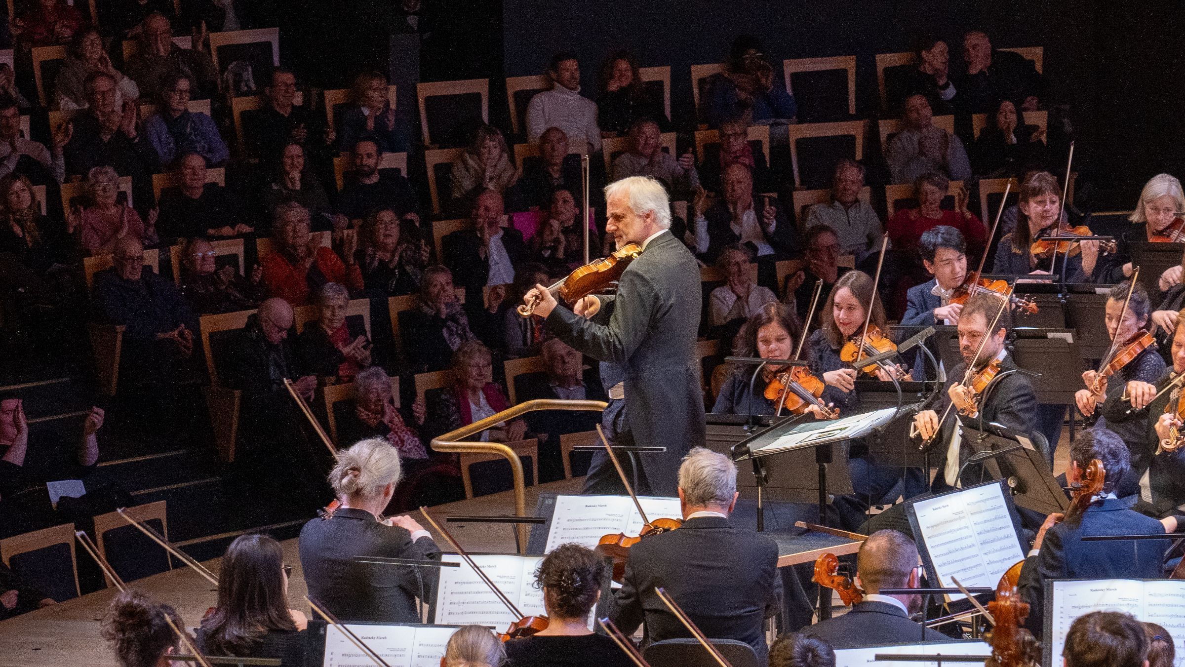 Rainer Honeck et l'Orchestre national de Lyon &copy; Yannis Adelbost