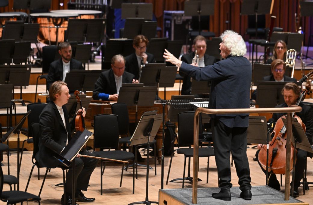 Sir Simon Rattle conducts the London Symphony Orchestra © LSO | Mark Allan