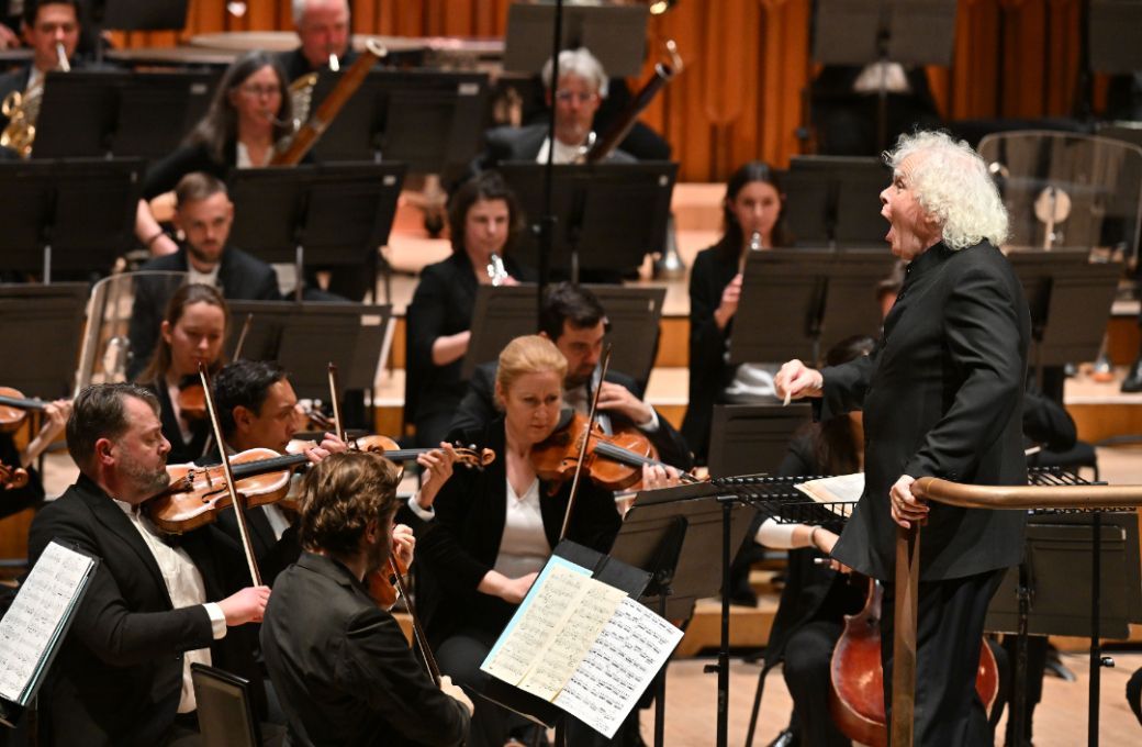Sir Simon Rattle conducts the London Symphony Orchestra © LSO | Mark Allan