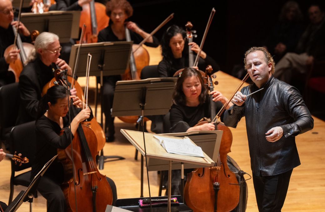 Yannick N&eacute;zet-S&eacute;guin conducts the Philadelphia Orchestra &copy; Jessica Griffin