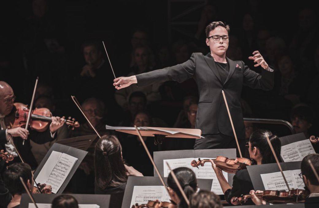 Tarmo Peltokoski dirige la <i>Sea Symphony</i> de Ralph Vaughan Williams à Toulouse © Romain Alcaraz