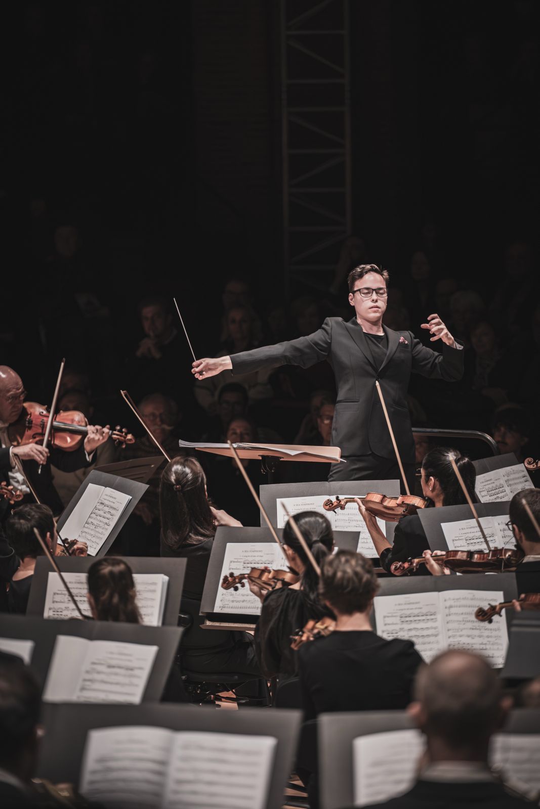 Tarmo Peltokoski dirige la <i>Sea Symphony</i> de Ralph Vaughan Williams à Toulouse &copy; Romain Alcaraz