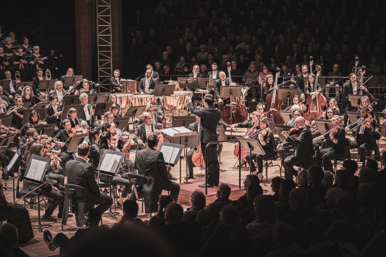 Tarmo Peltokoski dirige la <i>Sea Symphony</i> de Ralph Vaughan Williams à Toulouse &copy; Romain Alcaraz