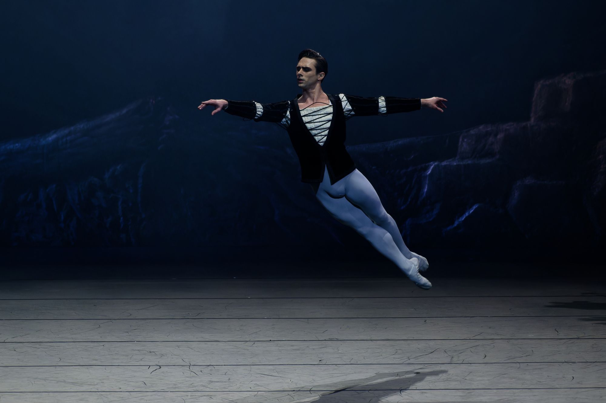 Francesco Gabriele Frola as Albrecht in <i>Giselle</i> with Lithuanian National Ballet © Martynas Aleksa