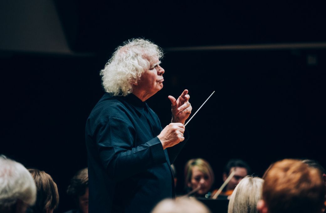 Simon Rattle dirige le London Symphony Orchestra à la Philharmonie © Antoine Benoit-Godet / Cheeese