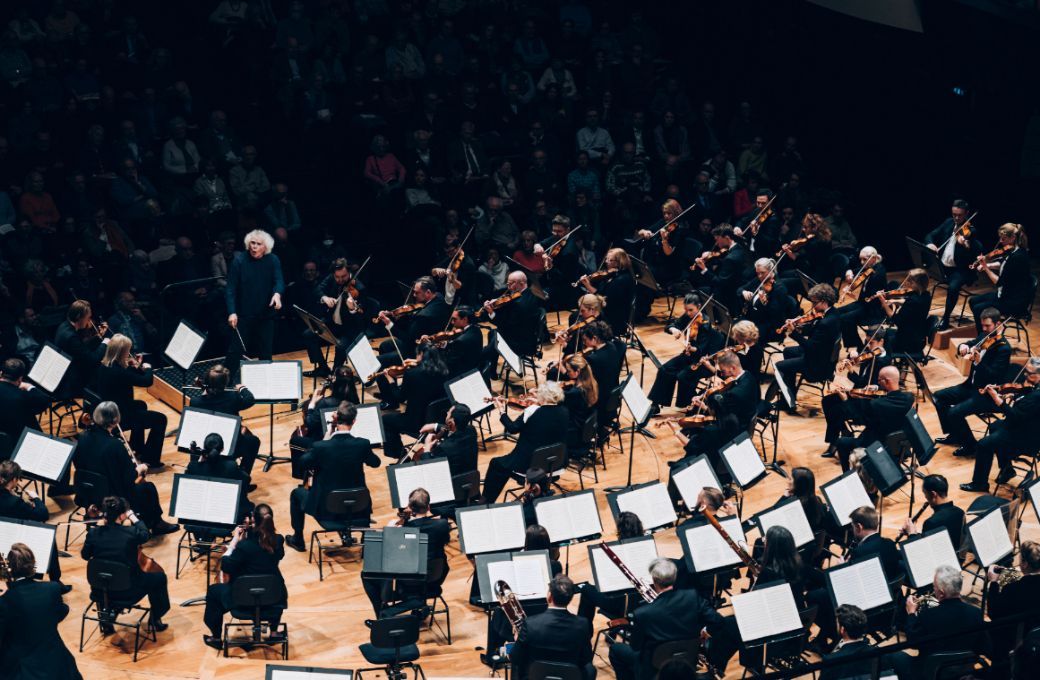 Simon Rattle dirige le London Symphony Orchestra à la Philharmonie © Antoine Benoit-Godet / Cheeese