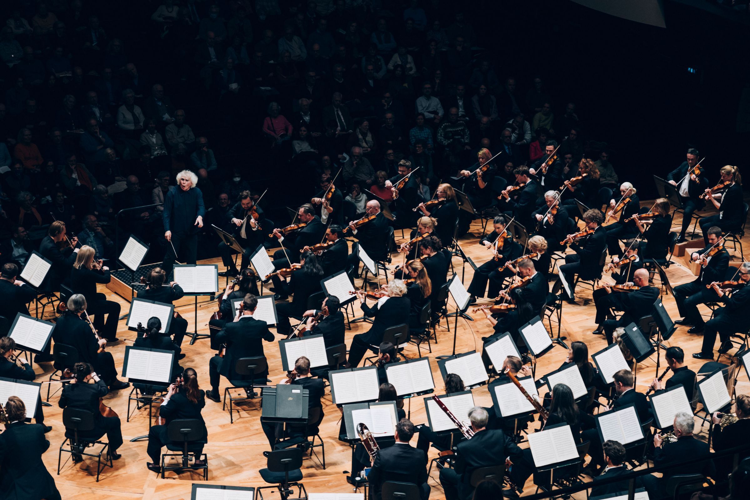Simon Rattle dirige le London Symphony Orchestra à la Philharmonie © Antoine Benoit-Godet / Cheeese