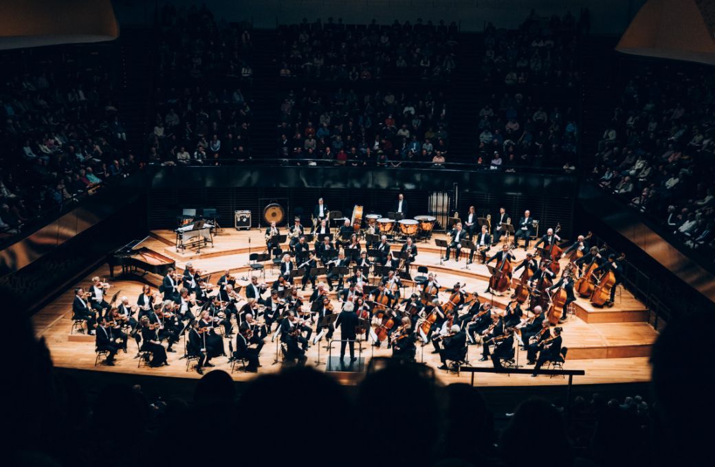 Simon Rattle dirige le London Symphony Orchestra à la Philharmonie © Antoine Benoit-Godet / Cheeese