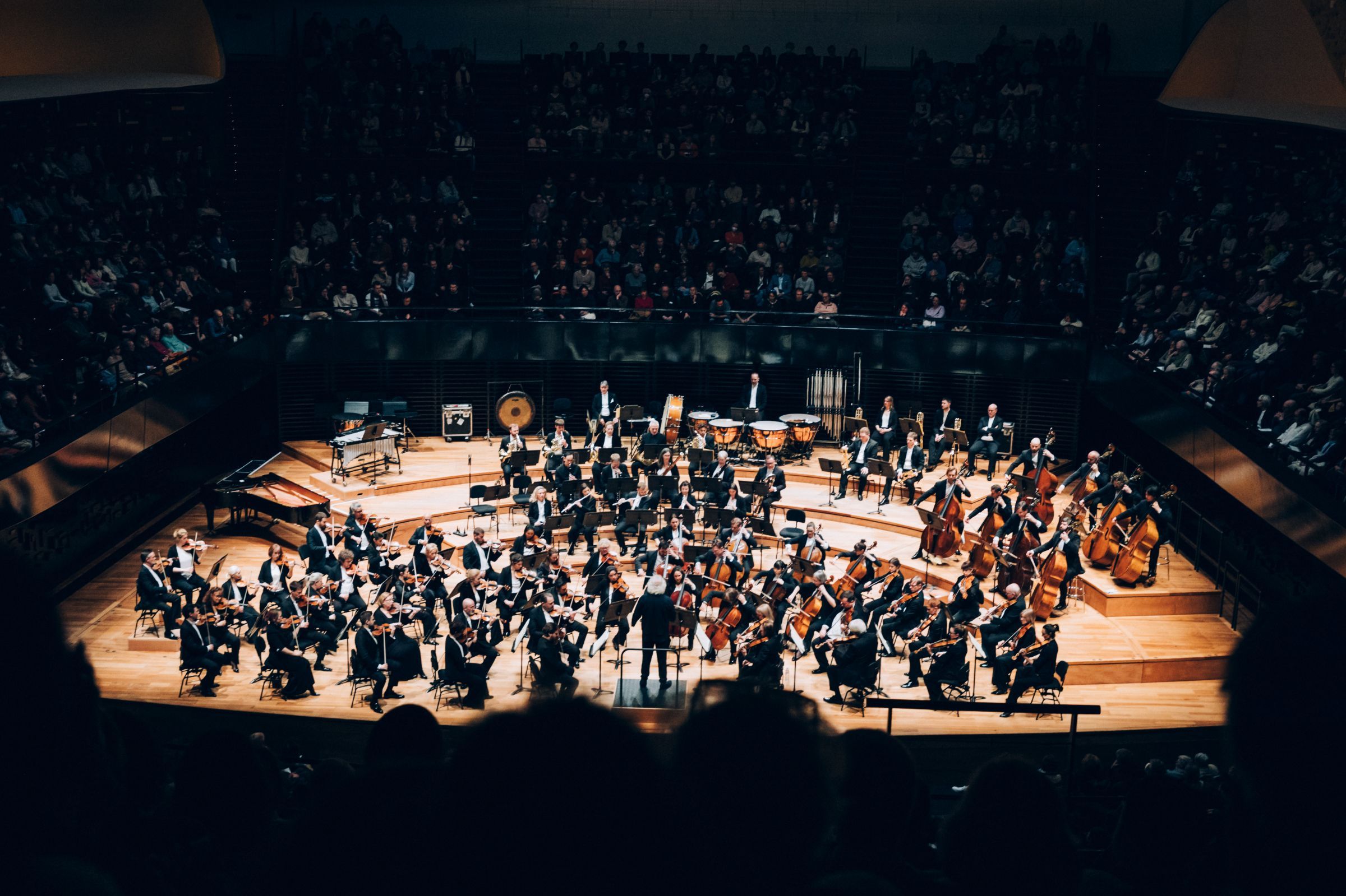 Simon Rattle dirige le London Symphony Orchestra à la Philharmonie © Antoine Benoit-Godet / Cheeese