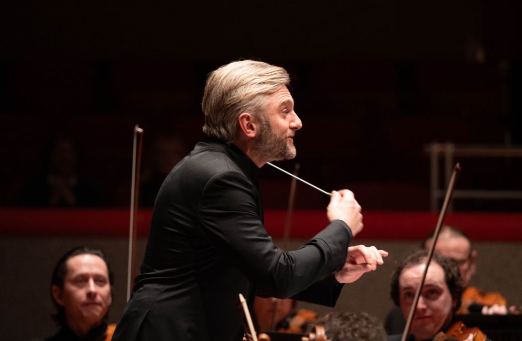 Kirill Karabits conducts the CBSO &copy; Jonathan Ferro