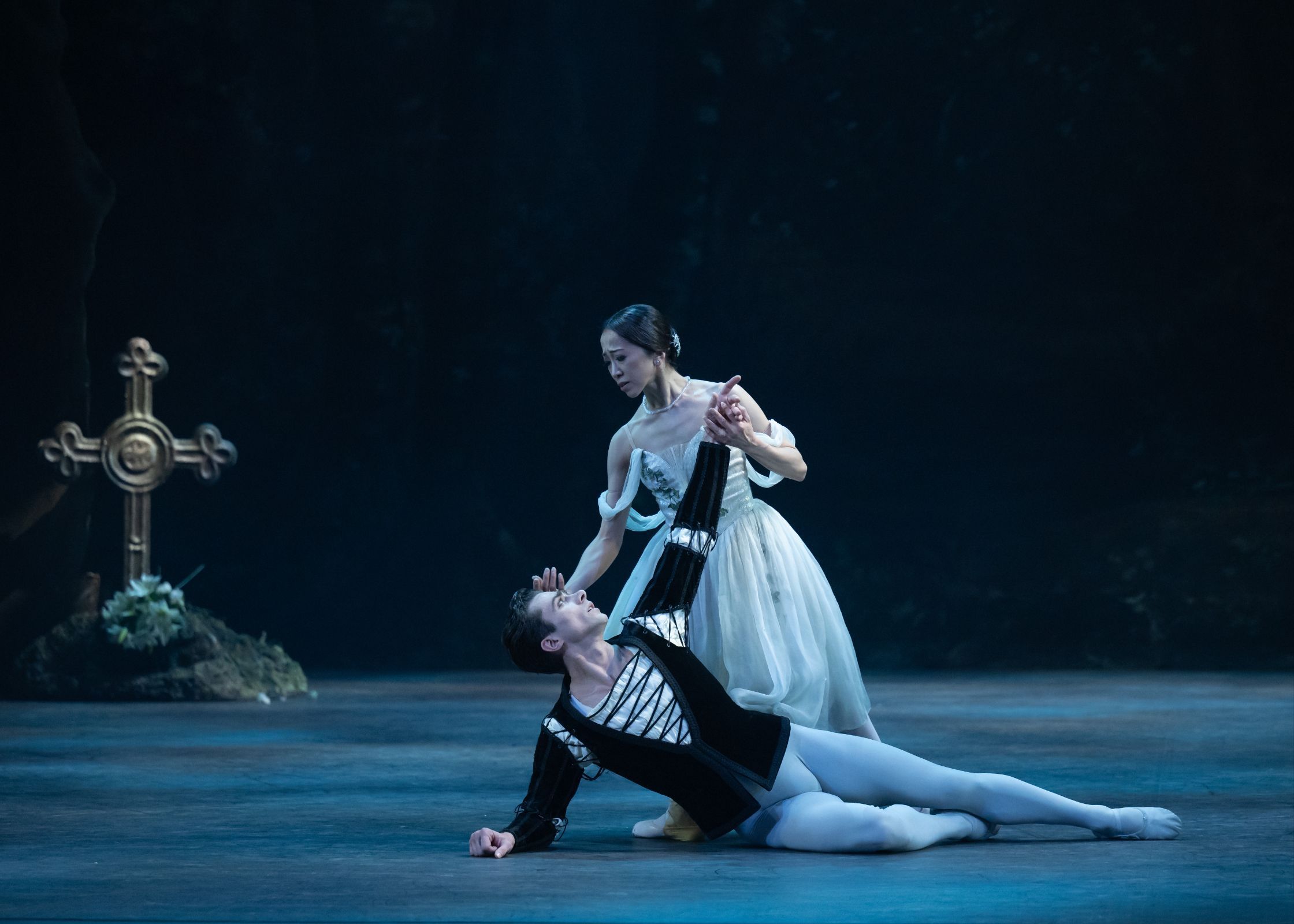 Erina Takahashi as Giselle and Francesco Gabriele Frola as Albrecht in Mary Skeaping's <i>Giselle</i> © Photography by ASH