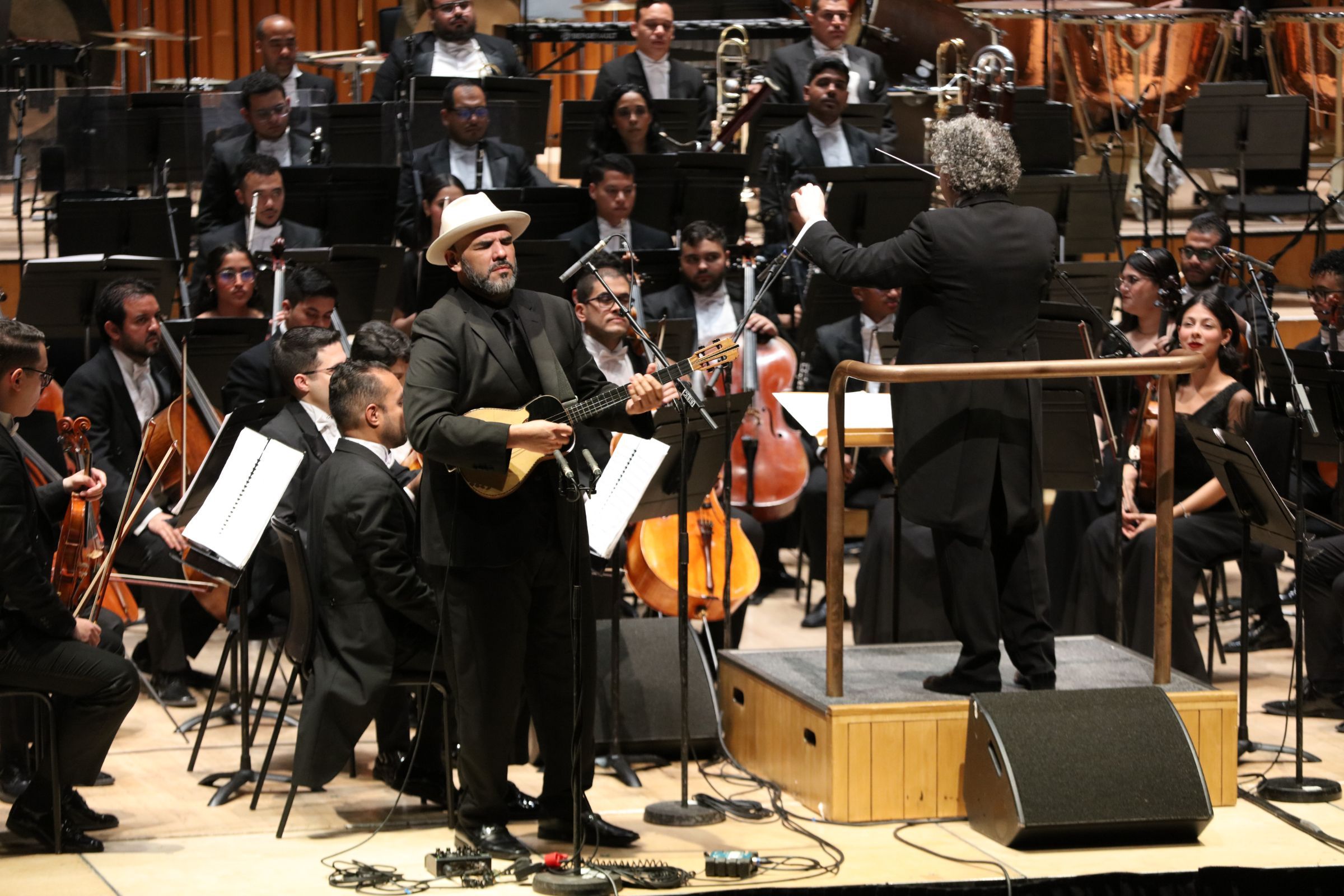 Jorge Glem, Gustavo Dudamel and the Simón Bolívar Symphony Orchestra of Venezuela &copy; Nohely Oliveros