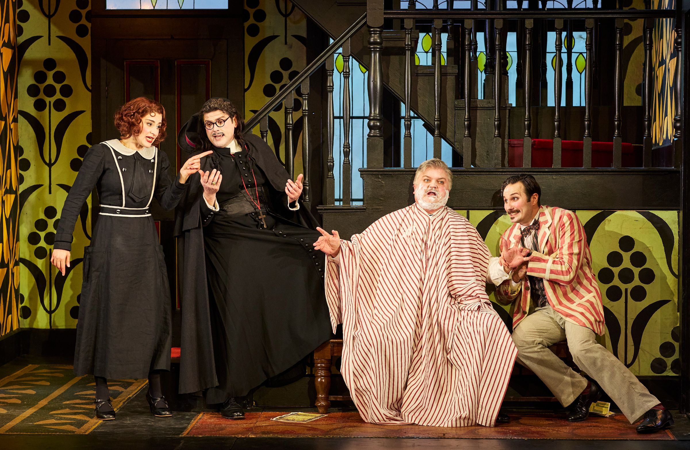 Serena Malfi (Rosina), John Longmuir (Almaviva), Andrew Moran (Bartolo) Samuel Dale Johnson (Figaro) &copy; Keith Saunders