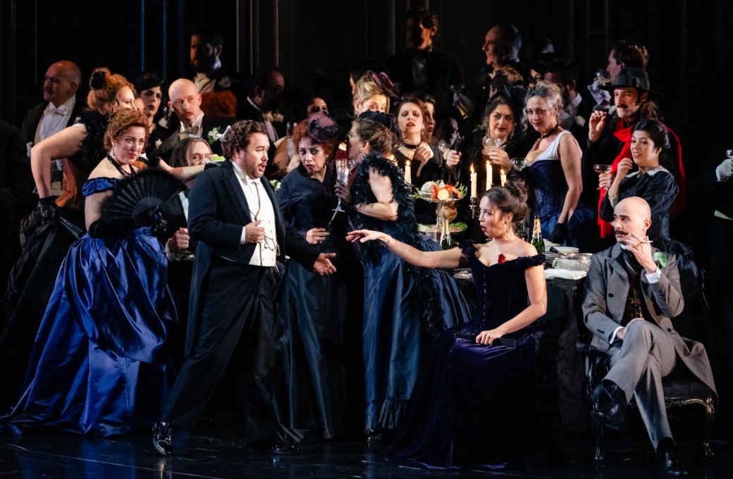 Escena de <i>La traviata</i> en el Liceu con direcci&oacute;n esc&eacute;nica de David McVicar &copy; Sergi Panizo | Gran Teatre del Liceu