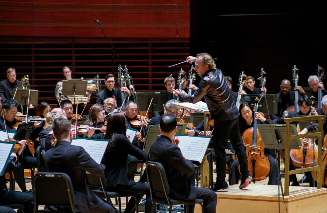 Yannick Nézet-Séguin conducts the Philadelphia Orchestra © Jeff Fusco
