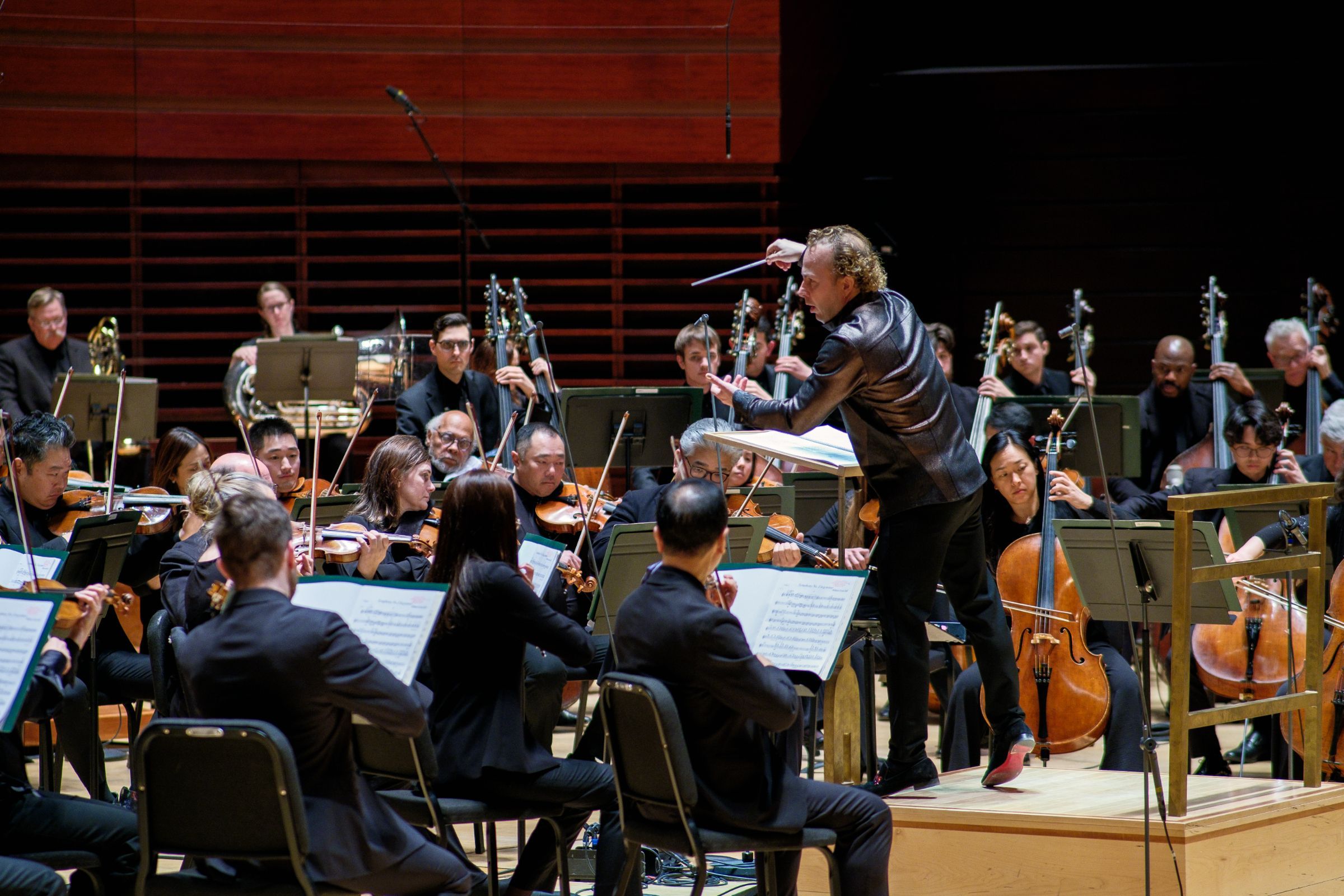 Yannick Nézet-Séguin conducts the Philadelphia Orchestra © Jeff Fusco