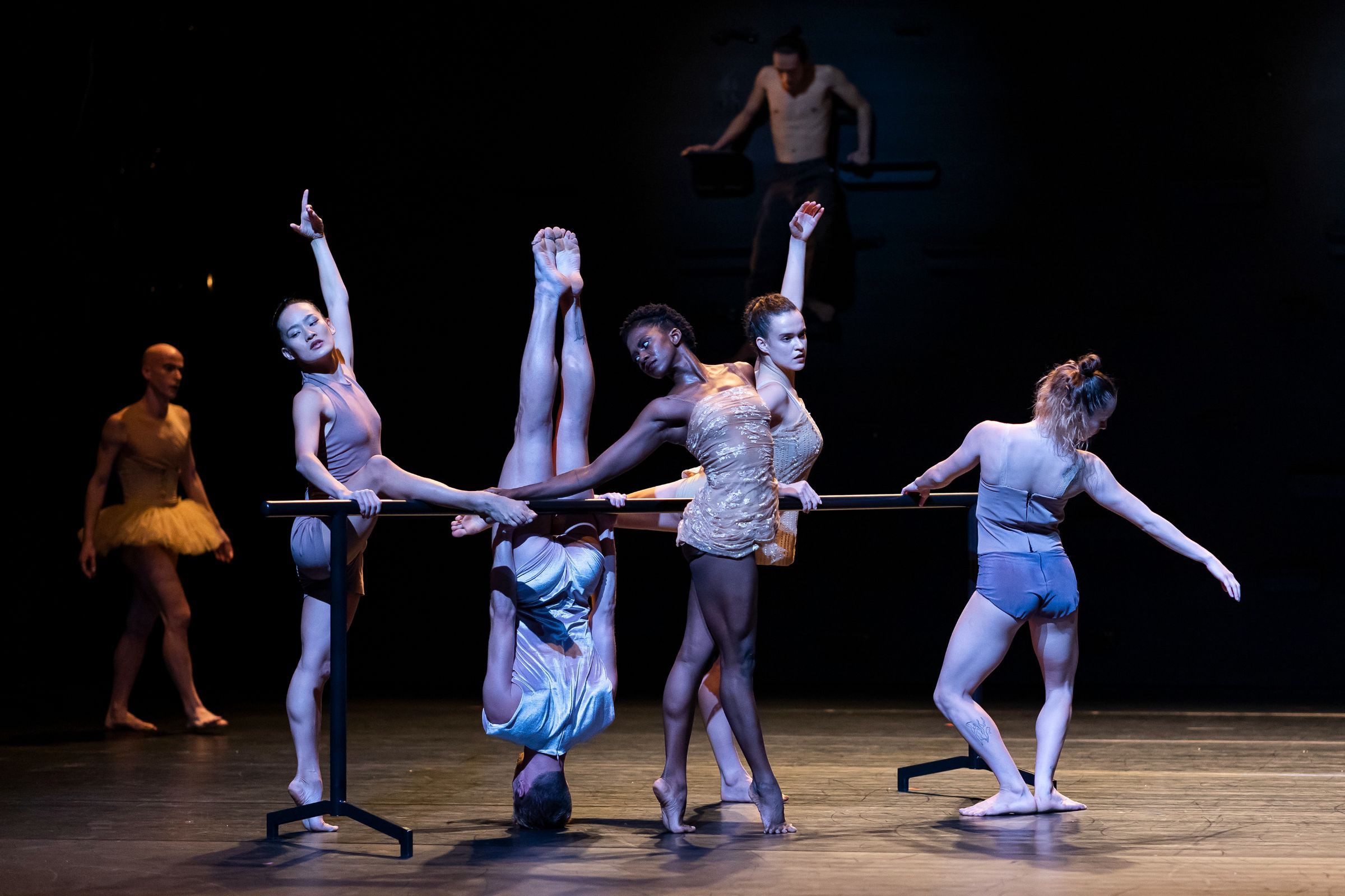 Batsheva Dance Company in Ohad Naharin's <i>Momo</i> © Ascaf