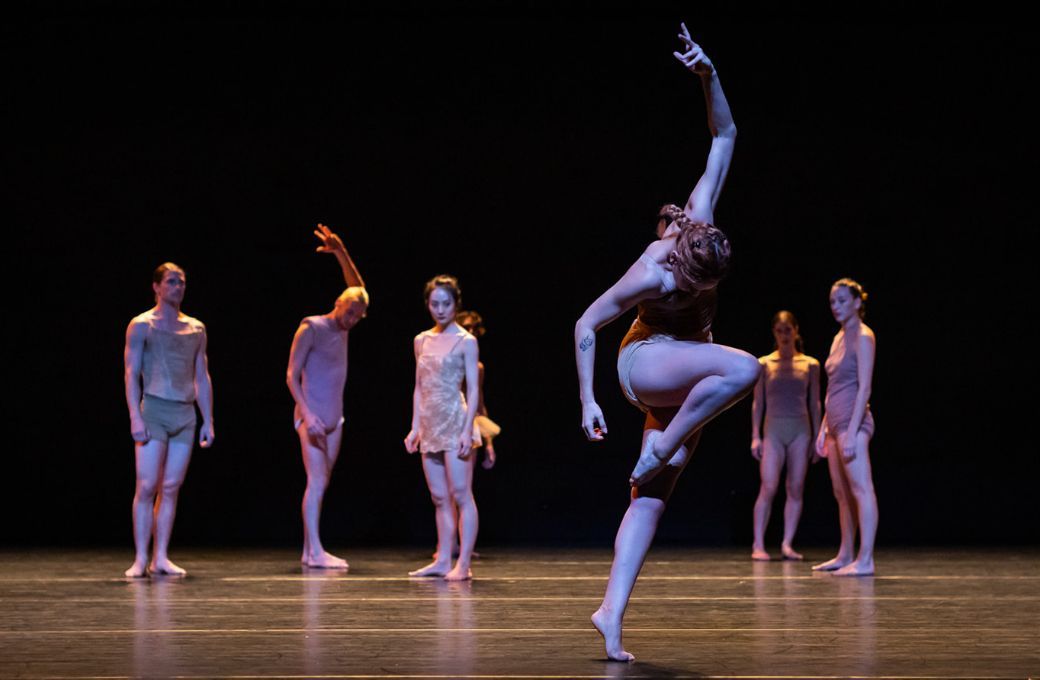 Batsheva Dance Company in Ohad Naharin's <i>Momo</i> © Ascaf