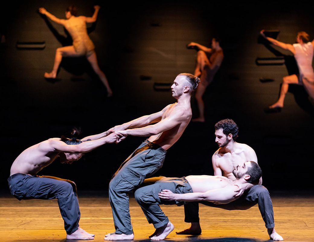 Batsheva Dance Company in Ohad Naharin's <i>Momo</i> © Ascaf