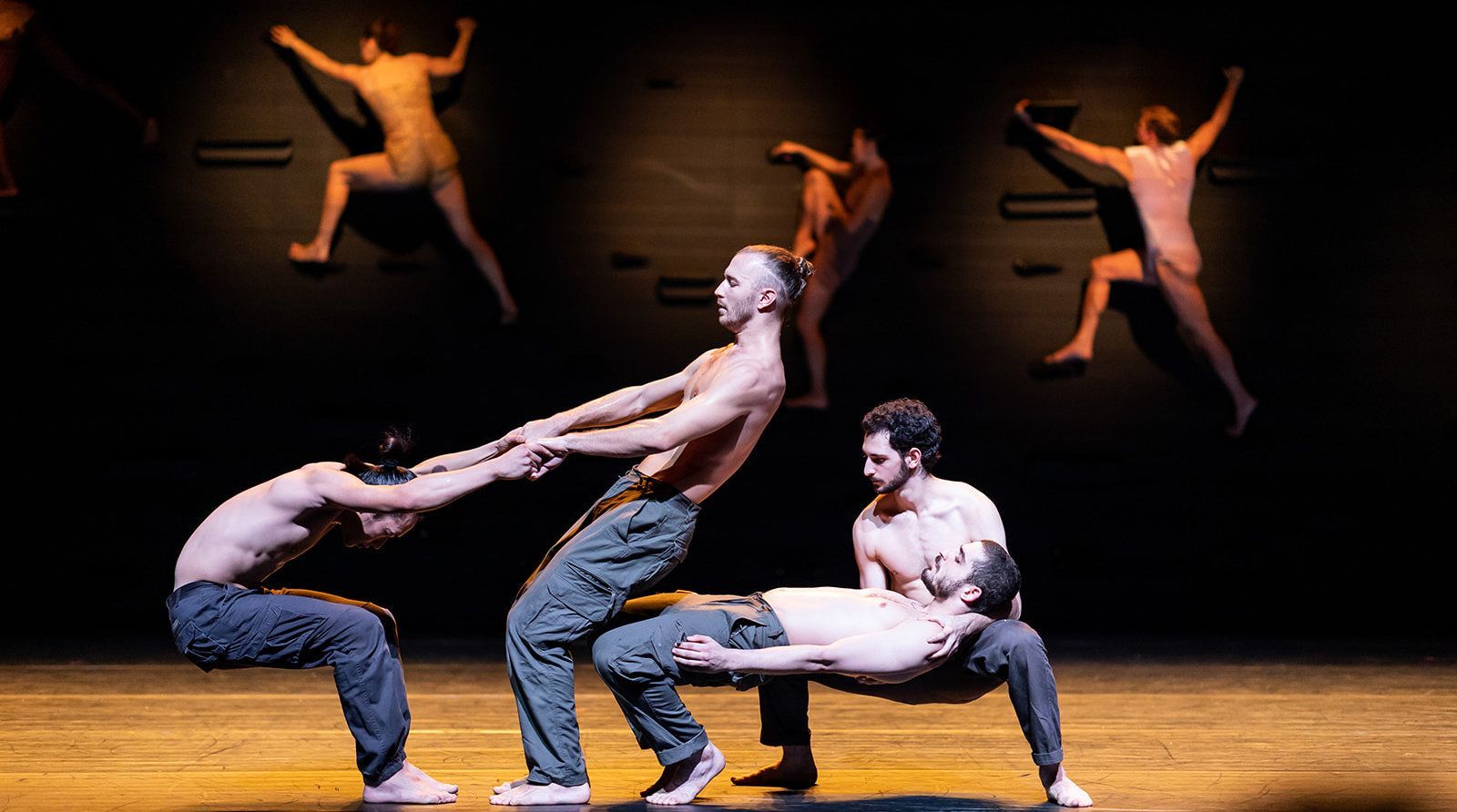 Batsheva Dance Company in Ohad Naharin's <i>Momo</i> © Ascaf