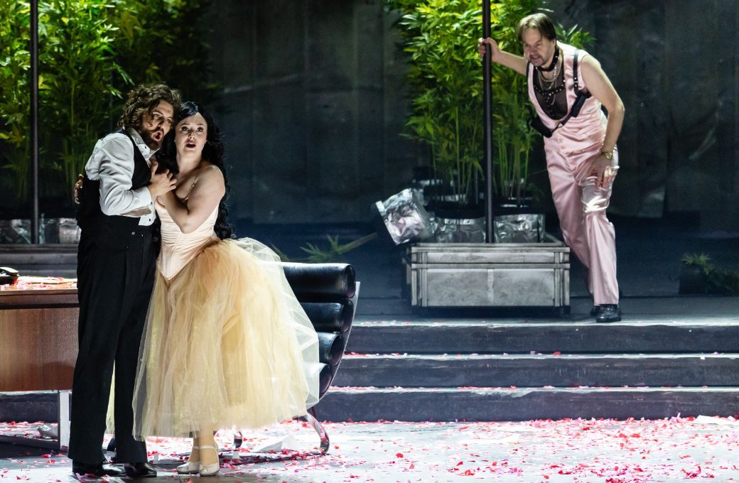 Konstantin Krimmel (Figaro), Louise Alder (Susanna) und Peter Mattei (Graf Almaviva) © Geoffroy Schied