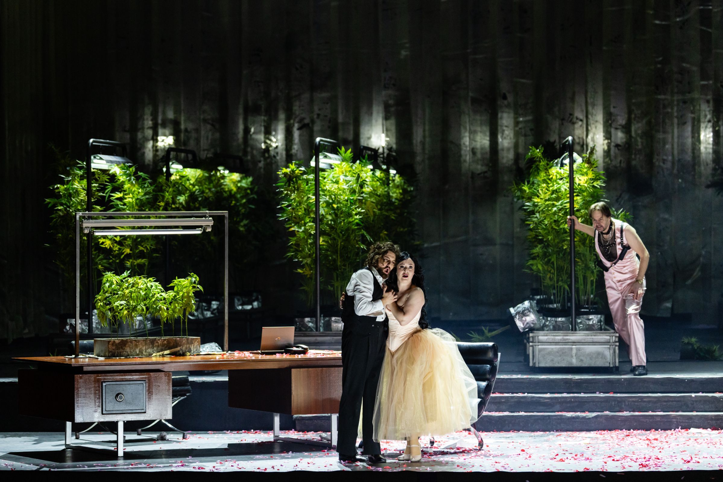 Konstantin Krimmel (Figaro), Louise Alder (Susanna) und Peter Mattei (Graf Almaviva) © Geoffroy Schied