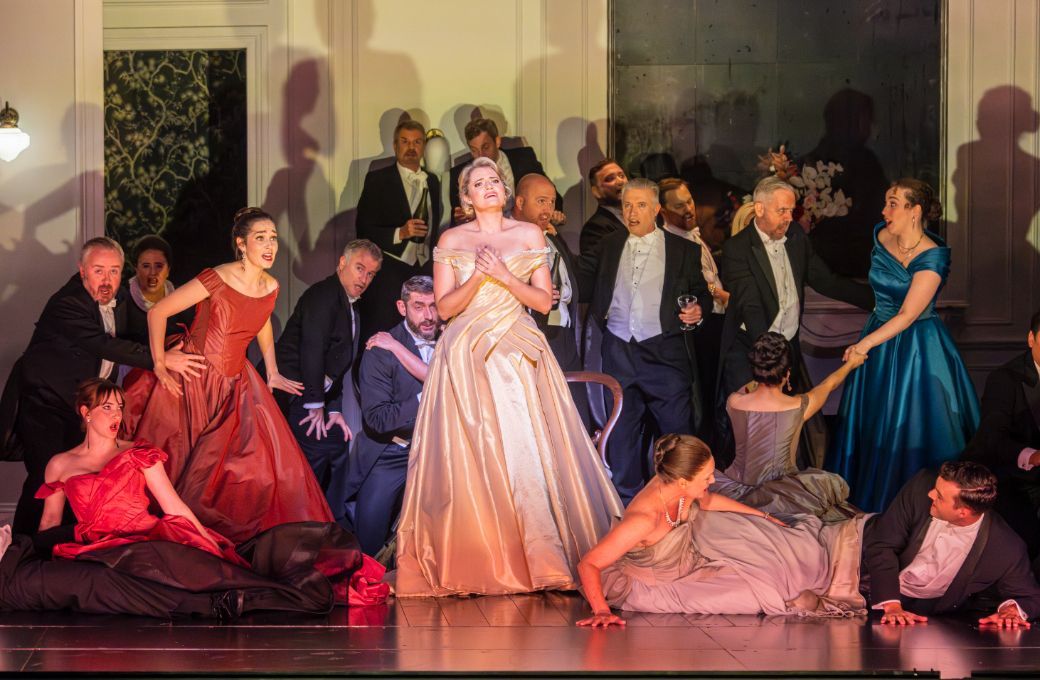 Samantha Clarke (Violetta) and Opera Australia Chorus &copy; Guy Davies