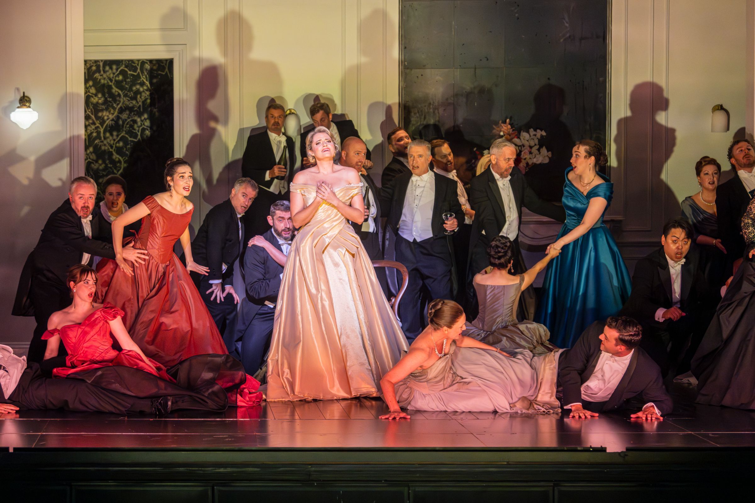 Samantha Clarke (Violetta) and Opera Australia Chorus &copy; Guy Davies
