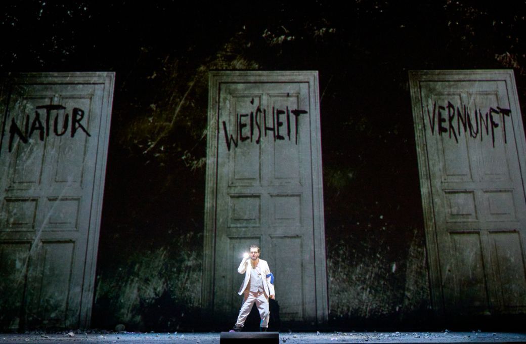 Julian Pr&eacute;gardien in der Neuinszenierung von Barbora Hor&aacute;kov&aacute; an der Wiener Staatsoper &copy; Wiener Staatsoper | Michael P&ouml;hn
