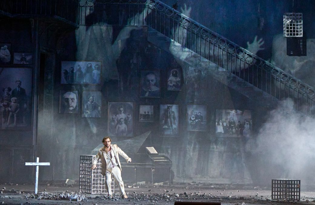 Julian Pr&eacute;gardien in der Neuinszenierung von Barbora Hor&aacute;kov&aacute; an der Wiener Staatsoper &copy; Wiener Staatsoper | Michael P&ouml;hn