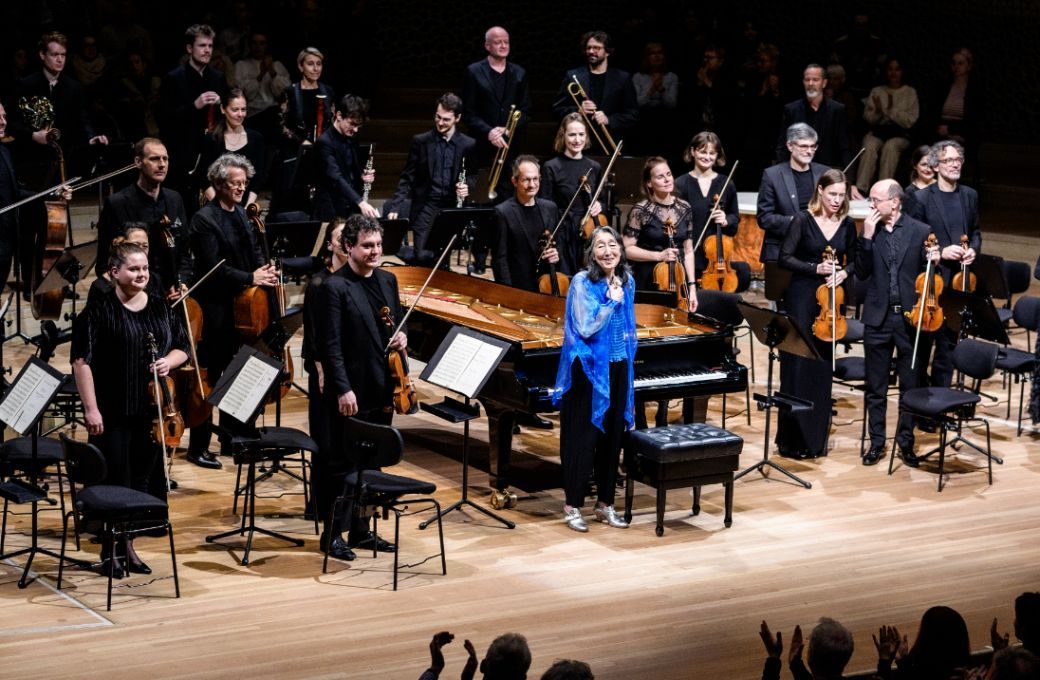 Dame Mitsuko Uchida and the Mahler Chamber Orchestra © Sebastian Madej