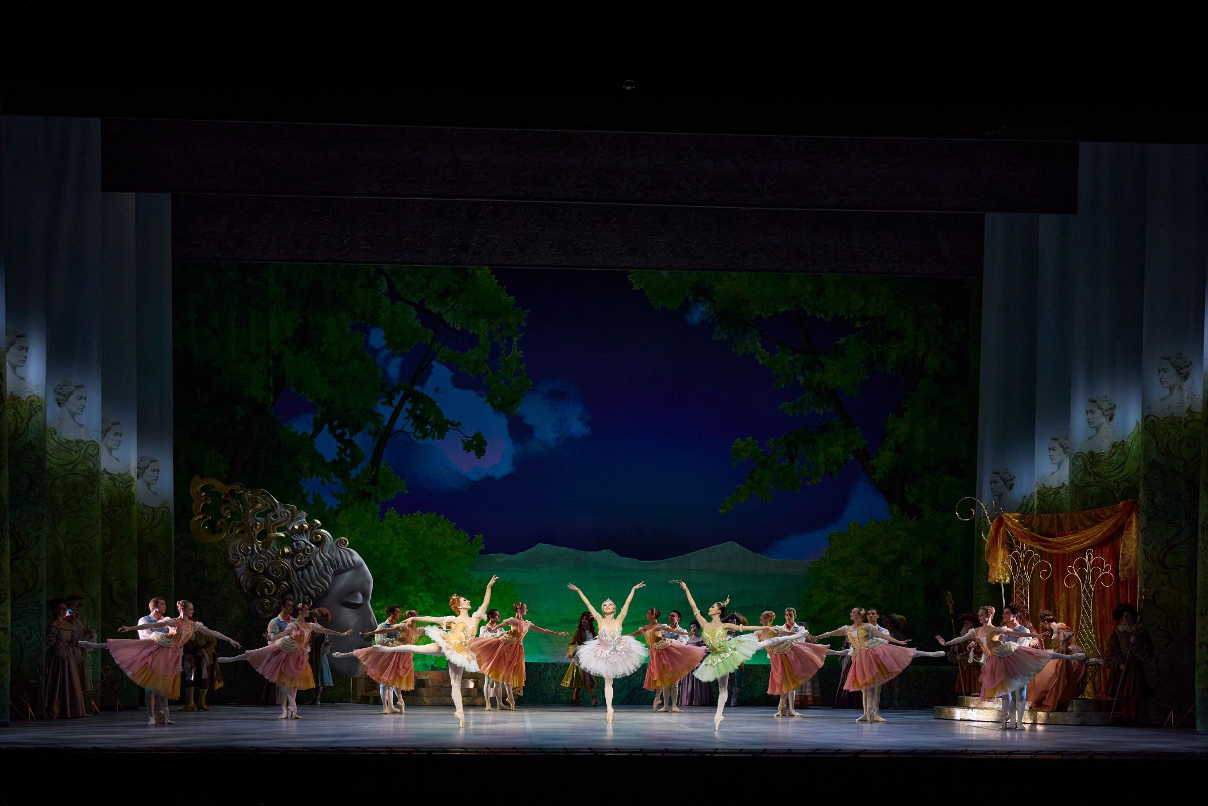 Finnish National Ballet in Javier Torres' <i>The Sleeping Beauty</i> &copy; Jonas Lundqvist