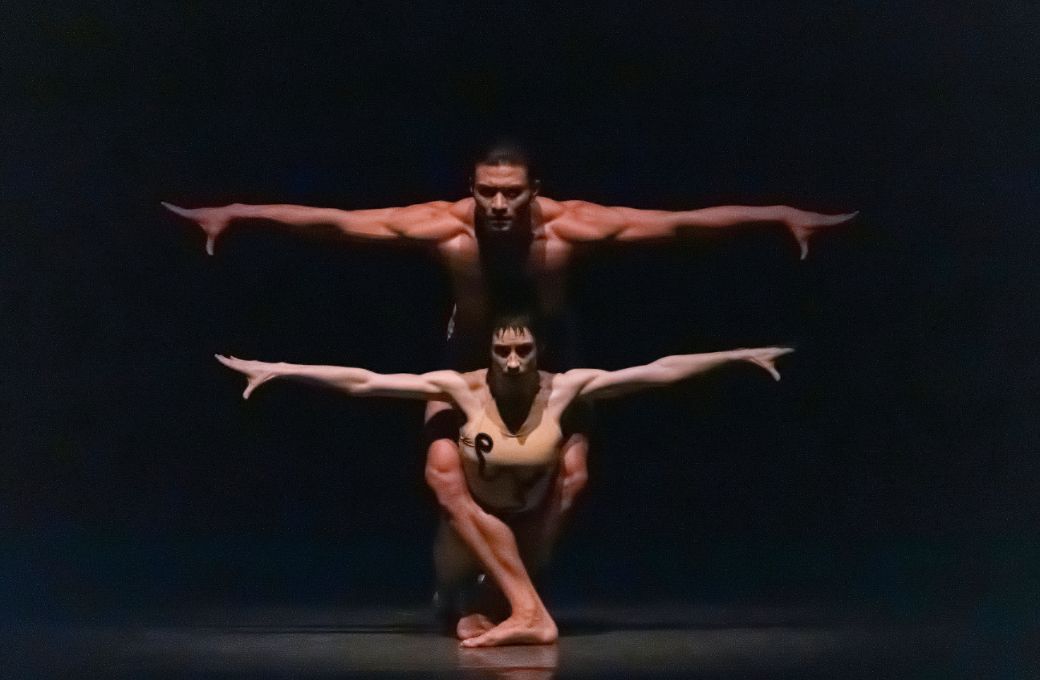 Alexa Maxwell and Chun Wai Chan in Jerome Robbins' <i>The Cage</i> &copy; Erin Baiano