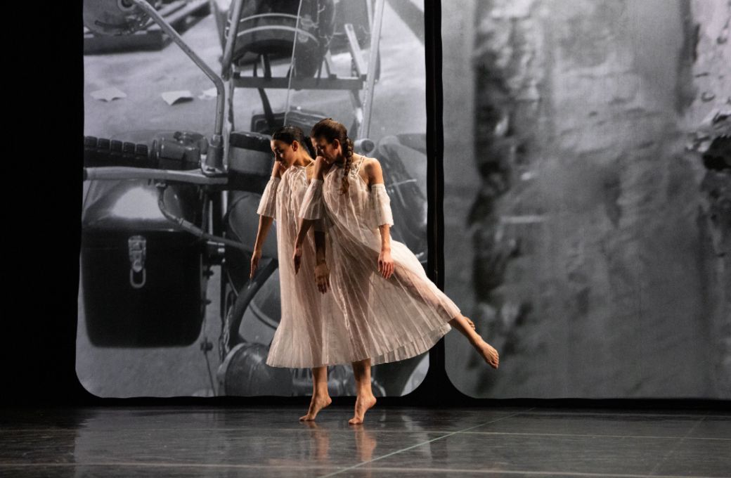 Trisha Brown's <i>Glacial Decoy</i> with Trisha Brown Dance Company © Maria Baranova