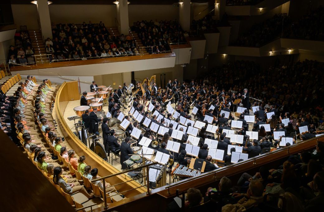 Gustavo Dudamel al frente de la Orquesta Sinf&oacute;nica Sim&oacute;n Bol&iacute;var de Venezuela &copy; Rafa Mart&iacute;n | Iberm&uacute;sica