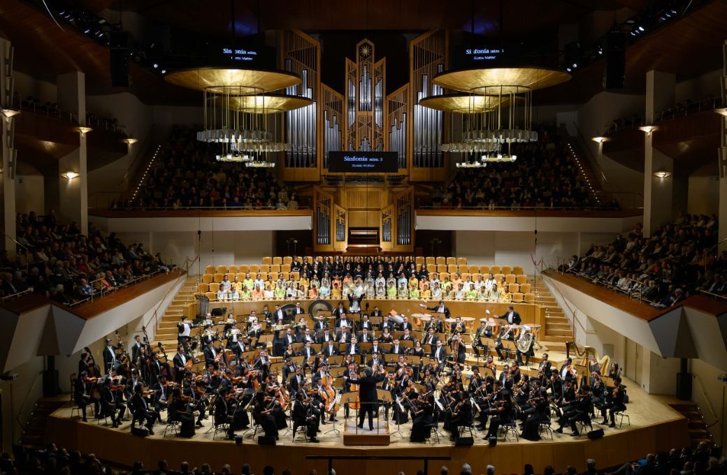 Coro de Ni&ntilde;os de la ORCAM, Orquesta Sim&oacute;n Bol&iacute;var y Gustavo Dudamel &copy; Rafa Mart&iacute;n | Iberm&uacute;sica