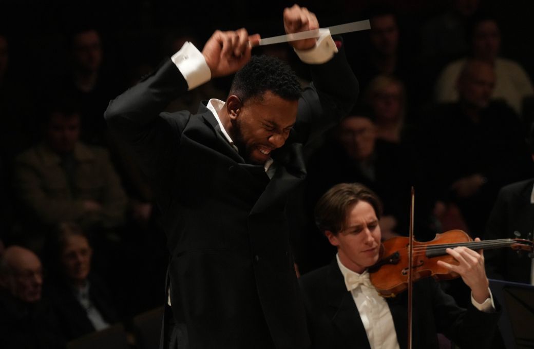 Roderick Cox conducts The Hallé © Sharyn Bellemakers | The Hallé